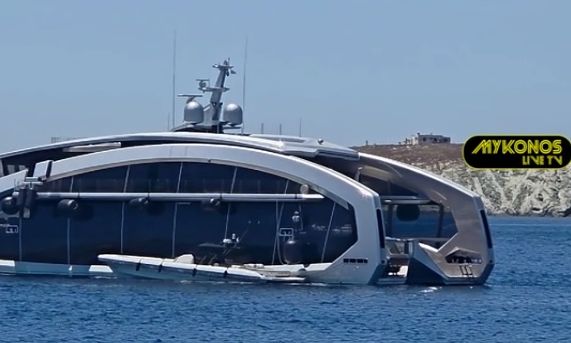 Στη Μύκονο το υπερπολυτελές καταμαράν των 46 εκατ. ευρώ που μαγνητίζει τα βλέμματα