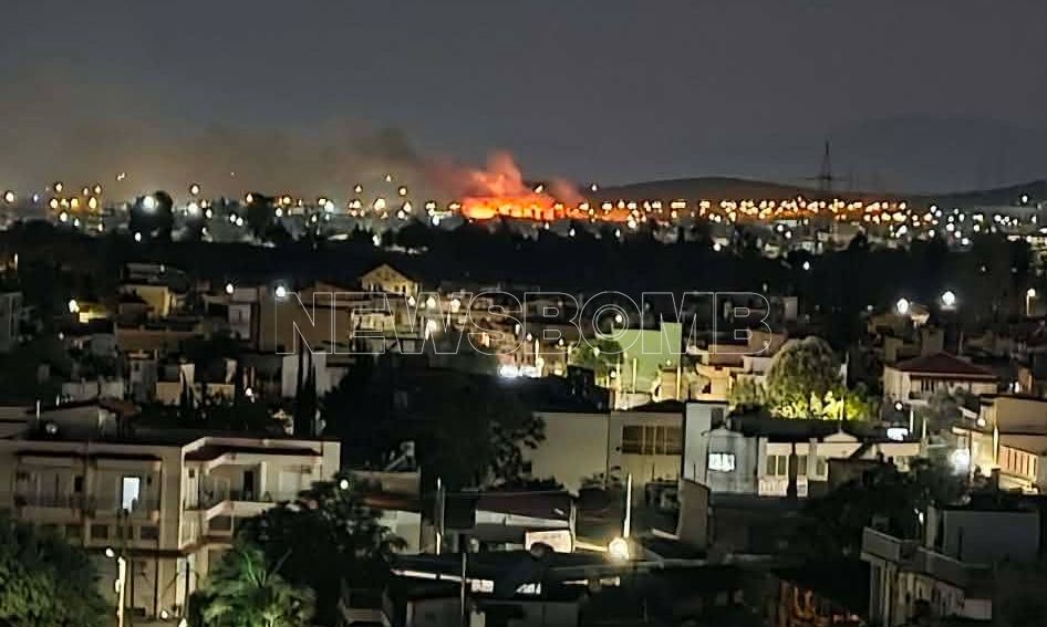 Φωτιά στα Άνω Λιόσια, κοντά σε οικισμό Ρομά
