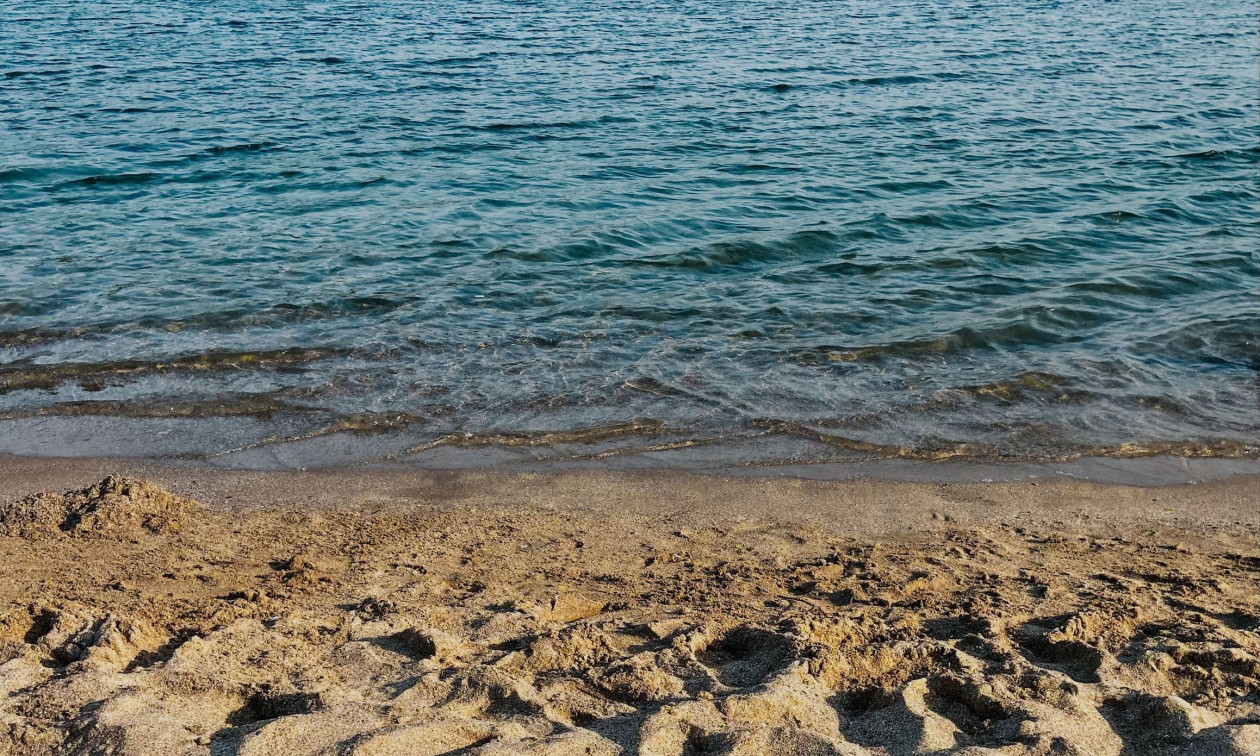 Θεσσαλονίκη: Ανήλικος πάτησε σύριγγα σε παραλία - Μεταφέρθηκε στο νοσοκομείο