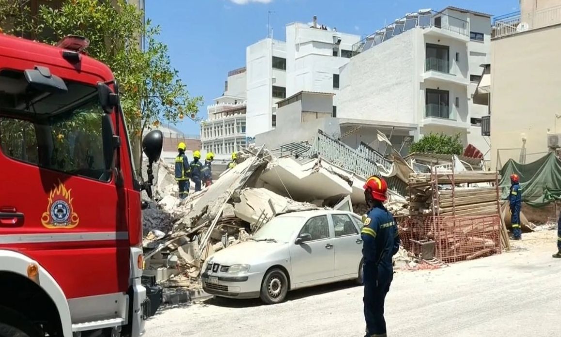 Κατέρρευσε κτήριο στα Πετράλωνα - Πληροφορίες για 4 εγκλωβισμένους - ΕΜΑΚ και Πυροσβεστική επί τόπου