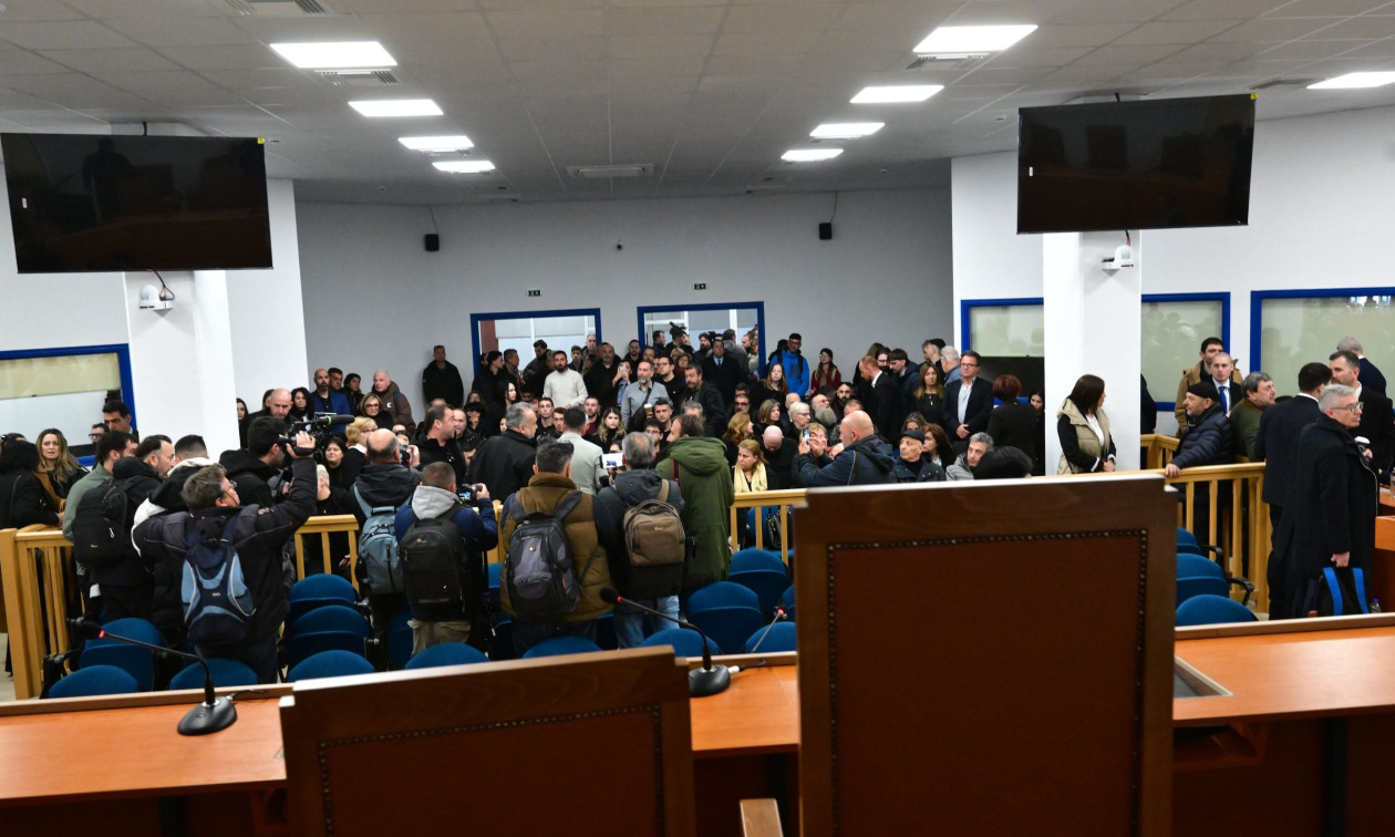 Δίκη για τα Τέμπη: Νέα ένταση και νέα διακοπή - Διαμαρτυρία συγγενών των θυμάτων