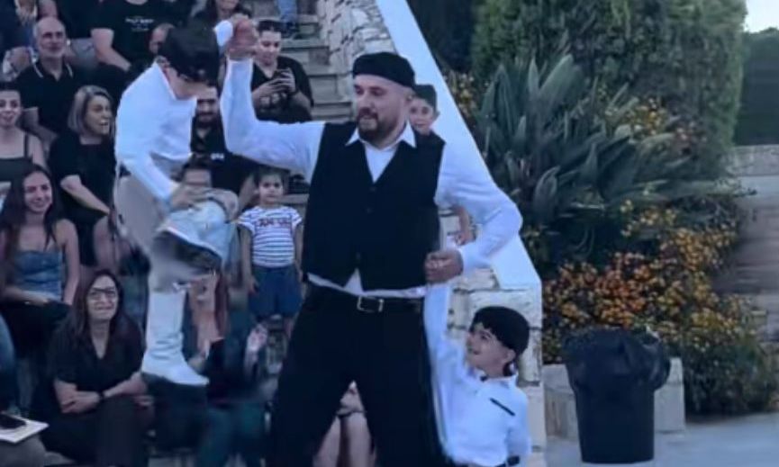 Το Κρητικόπουλο που έκλεψε τις εντυπώσεις: Μαθητής «τρέλανε» το κοινό με τα άλματα στον χορό