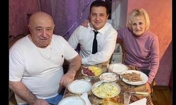 Διαφθορά στην Ουκρανία: Το τηλεφώνημα που «γλίτωσε» τους γονείς του Ζελένσκι για «δώρα» εκατομμυριών
