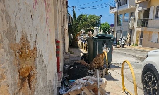 Χανιά: Ντροπιαστικές εικόνες στη Νέα Χώρα με σκουπιδότοπο δίπλα στη θάλασσα