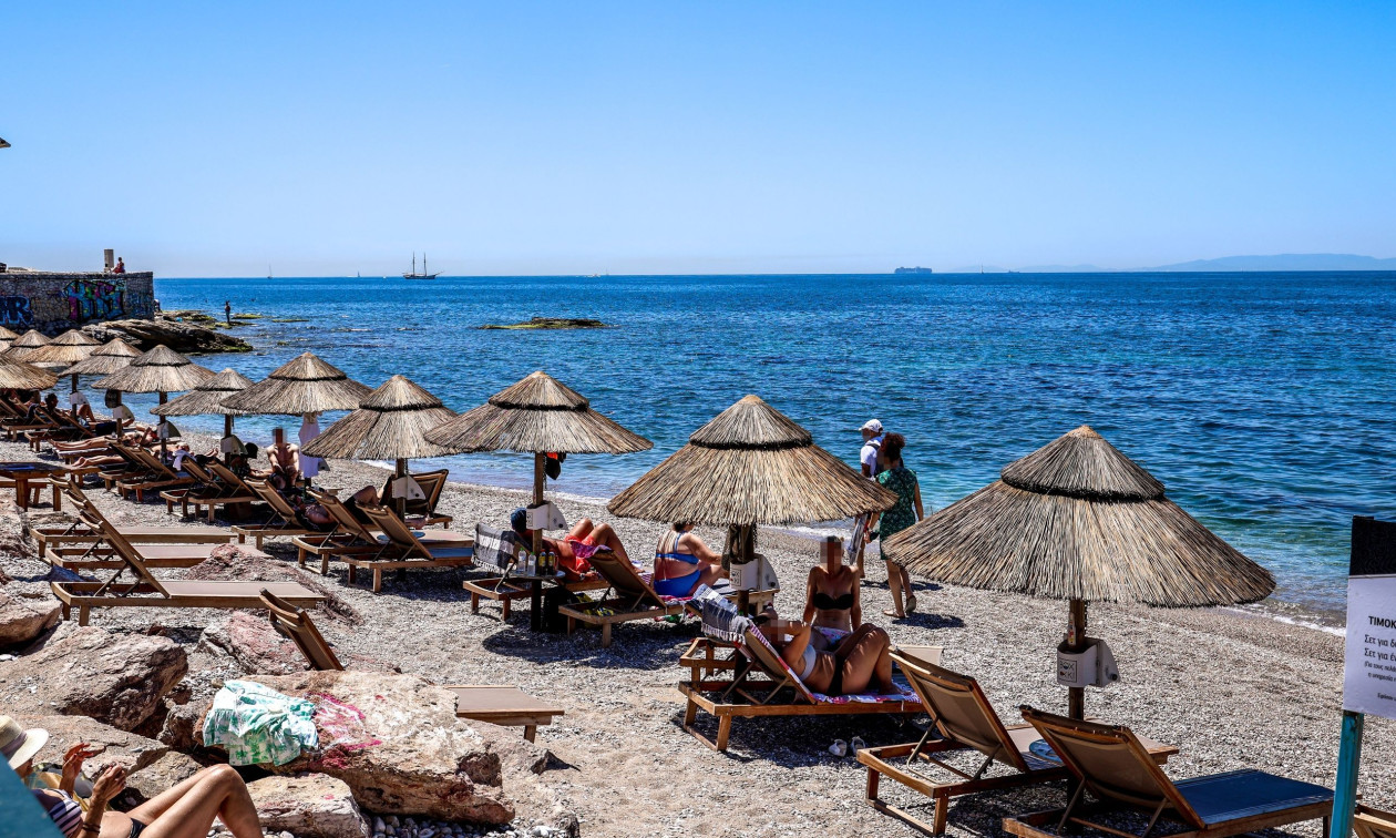 Απλησίαστες οι οργανωμένες παραλίες στην Αττική: Πάνω από €100 το κόστος για μια ημέρα στη θάλασσα