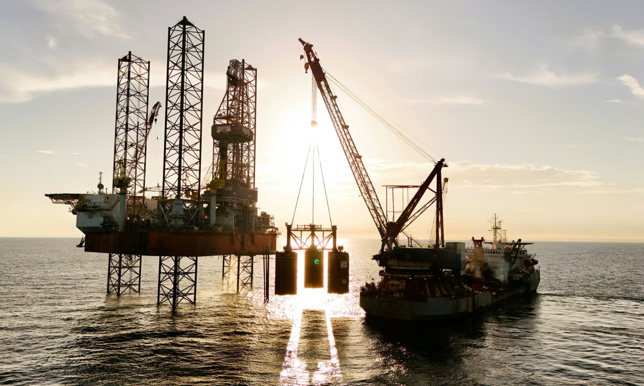 Πετρέλαιο: Εκτοξεύθηκε η τιμή του Brent μετά τις ανακοινώσεις Τραμπ - Έκλεισε στα 83,30 δολάρια