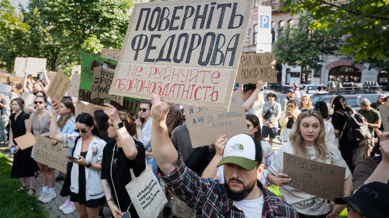 Πολιτικός «εμφύλιος» στην Ουκρανία: Ο Ζελένσκι καρατόμησε τον δημοφιλή υπουργό Αμυνας Φεντόροφ