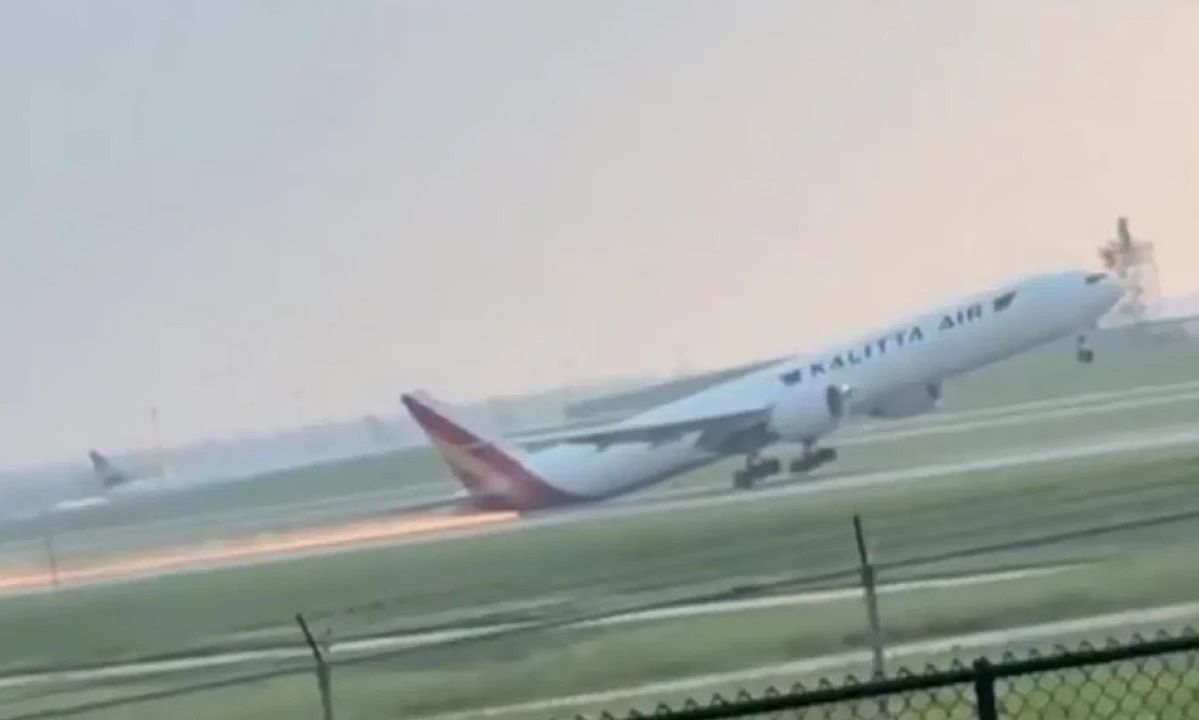 Σινσινάτι: Boeing 777... ξύνει τον διάδρομο, πετά σπίθες και ξανασηκώνεται στον αέρα - Βίντεο