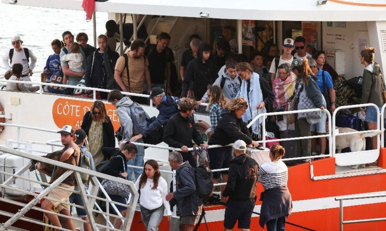 Κόλαση φωτιάς στη Γαλλία: Εκκενώνονται τα «γαλλικά Χάμπτονς» - Ανθρωποι απομακρύνονται με βάρκες