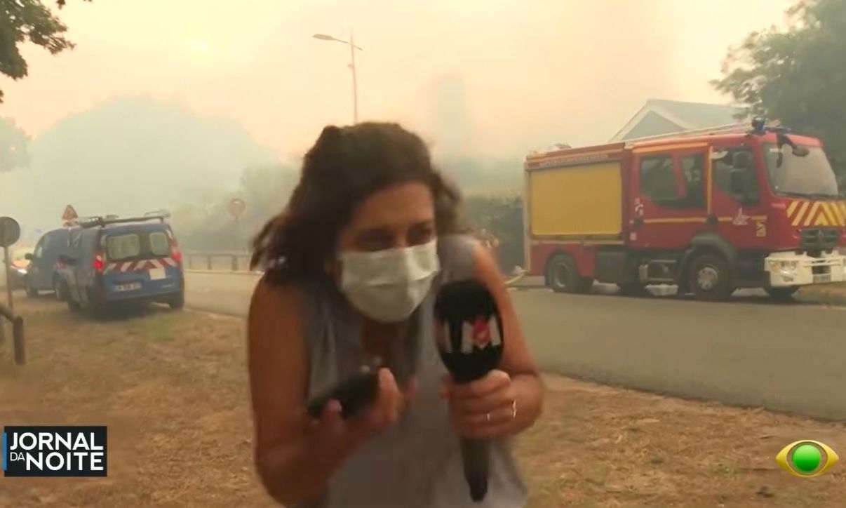 Τρόμος στον αέρα: Φιάλη υγραερίου εξερράγη δίπλα σε δημοσιογράφο στις φωτιές του Μπορντό (video)