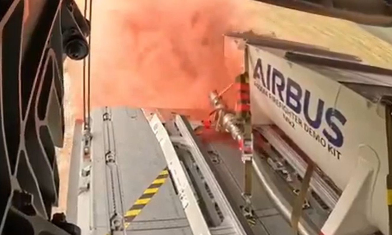 Γαλλία: Με επιβραδυντικό αφρό από Airbus προσπαθούν να σβήσουν τη μεγάλη φωτιά στο Μπορντό