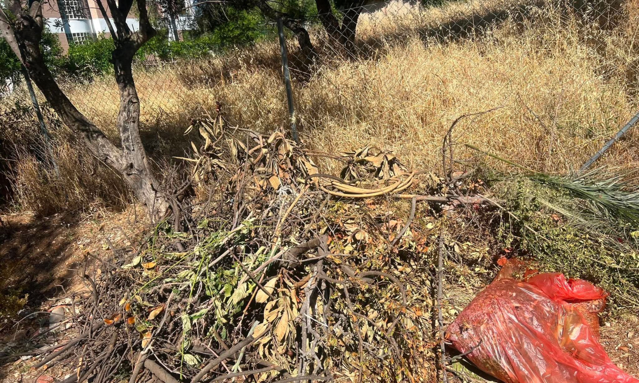 «Βροχή» καταγγελιών για ακαθάριστα οικόπεδα - 8.000 αναφορές, χωματερές δίπλα σε δάση