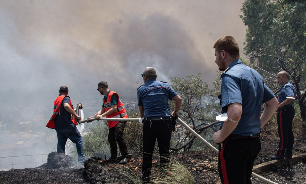 Ιταλία: Μεγάλη φωτιά απειλεί παραλίες και ξενοδοχεία στο Πεσίκι - Απομακρύνθηκαν τουρίστες