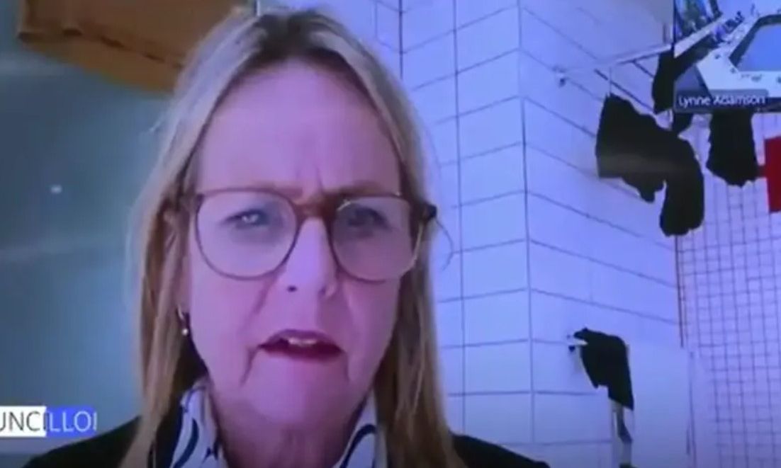 Τηλεδιάσκεψη με τα άπλυτα στη φόρα: Πολιτικός συνδέθηκε από το μπάνιο με φόντο κρεμασμένα εσώρουχα