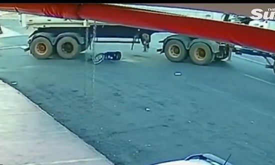 Γλίτωσε από θαύμα: Η στιγμή που νταλίκα παρασύρει κάτω από τις ρόδες 12χρονο ποδηλάτη