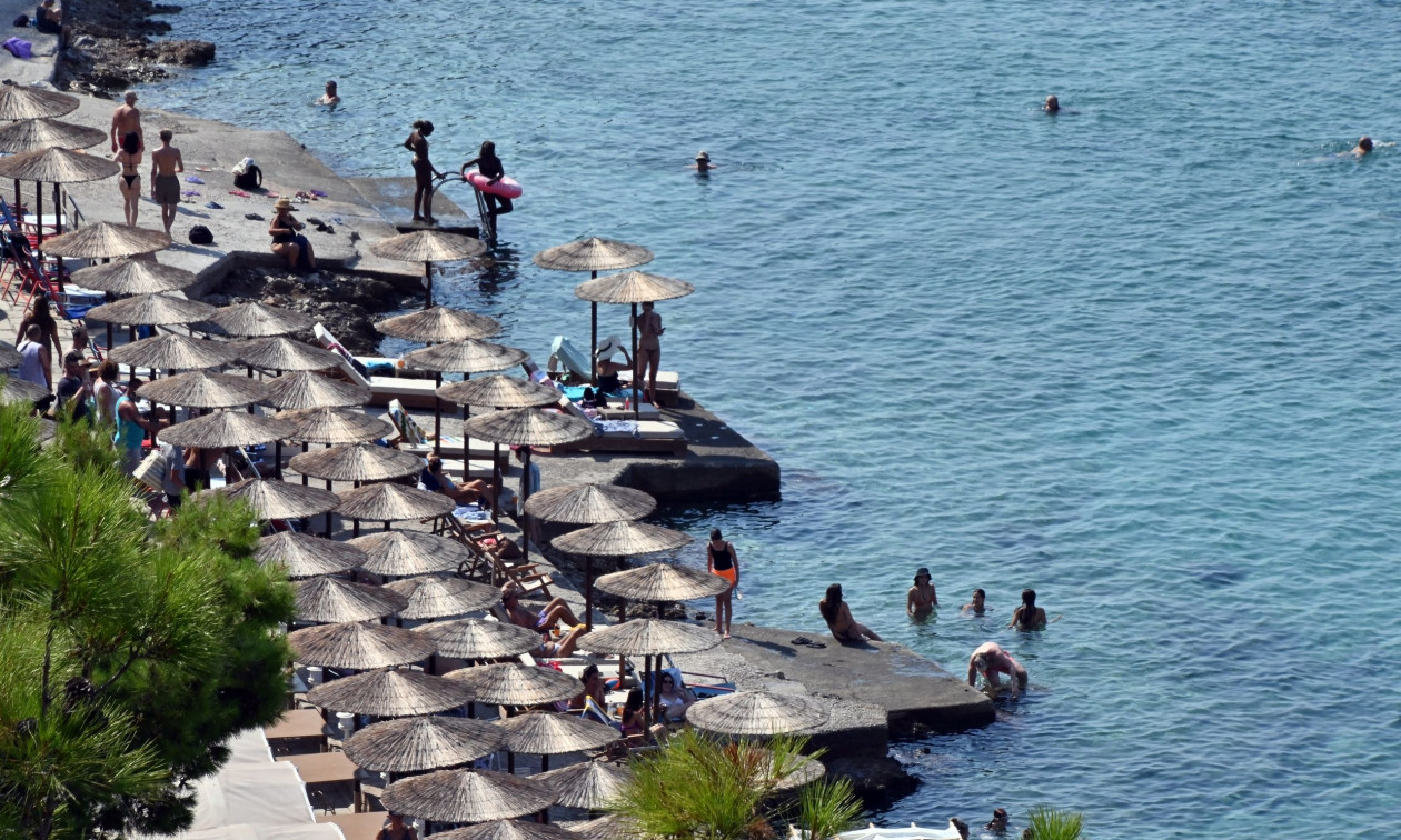 «Χρυσάφι» το μπάνιο στη θάλασσα: Έως και 122 ευρώ το ημερήσιο κόστος για μια τετραμελή οικογένεια