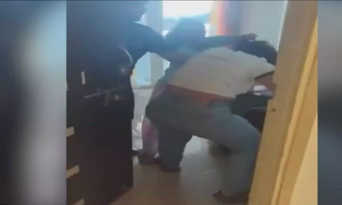 Viral βίντεο: Βρήκε τον άνδρα της στο διαμέρισμα άλλης γυναίκας - Το μαλλιοτράβηγμα ήταν μόνο η αρχή