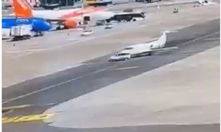 Απίθανο ατύχημα: Αυτοκίνητο πέφτει πάνω σε αεροσκάφος που τροχοδρομεί