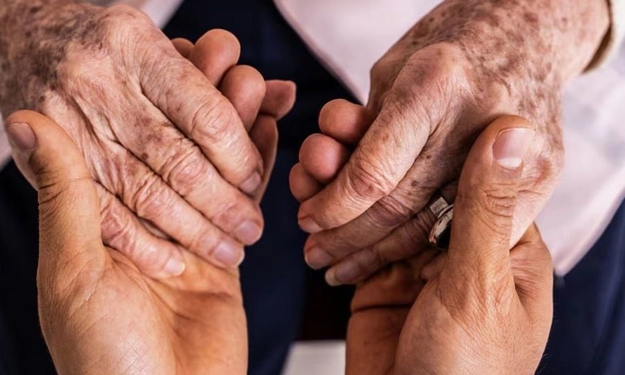 Όχι στα 50 και στα 60: Σε ποια ηλικία θεωρούμαστε τελικά «γέροι» - Τι αποκαλύπτουν Στάνφορντ και ΠΟΥ