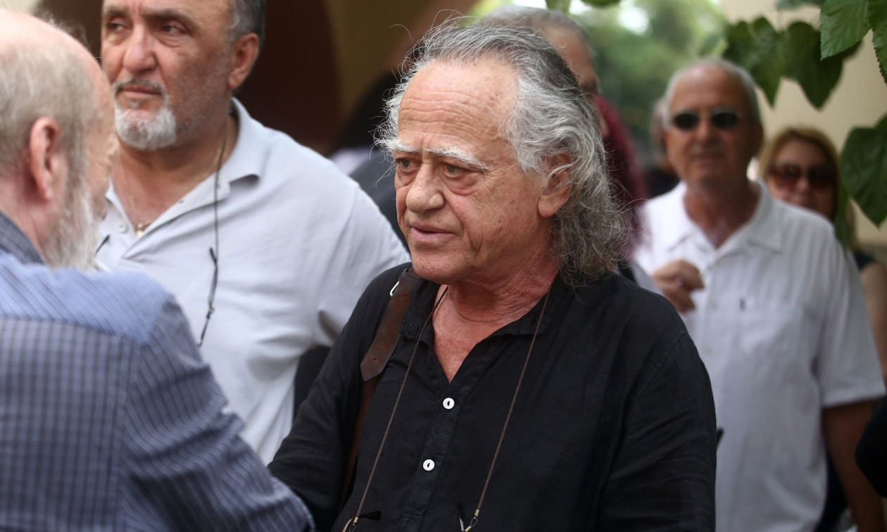 Νίκος Καλογερόπουλος: Οι αποβολές από τα Γυμνάσια, οι παρακολουθήσεις στη Χούντα και ο Μαρξ