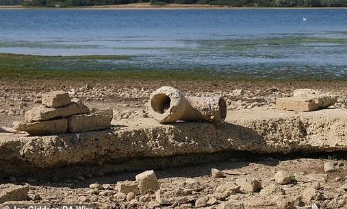 Αγγλία: Η ξηρασία αποκάλυψε χωριό-«φάντασμα» που βρισκόταν για 50 χρόνια κάτω από το νερό