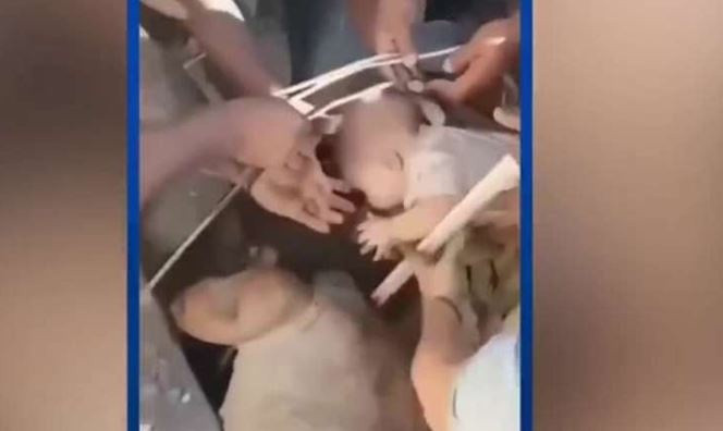 Φονικός σεισμός στην Κολομβία : Η στιγμή που οι διασώστες απεγκλωβίζουν μία μητέρα και το μωρό της