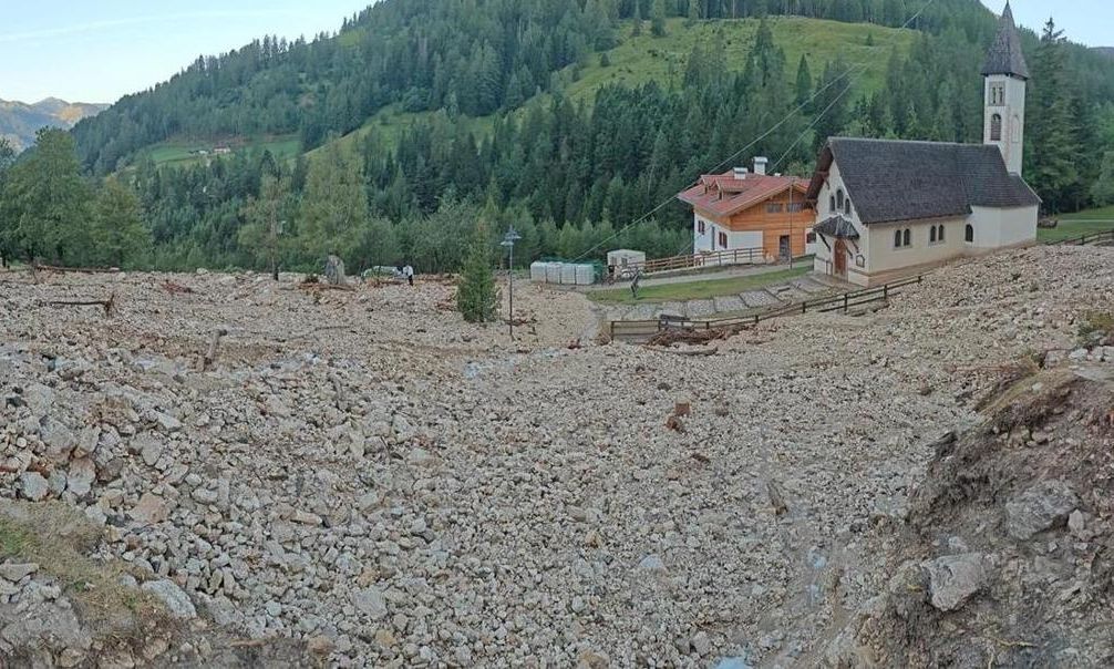 Ιταλία: Μεγάλη κατολίσθηση στο Τρέντο - 20.000 κυβικά μέτρα χώμα και βράχια παρέσυραν δρόμους