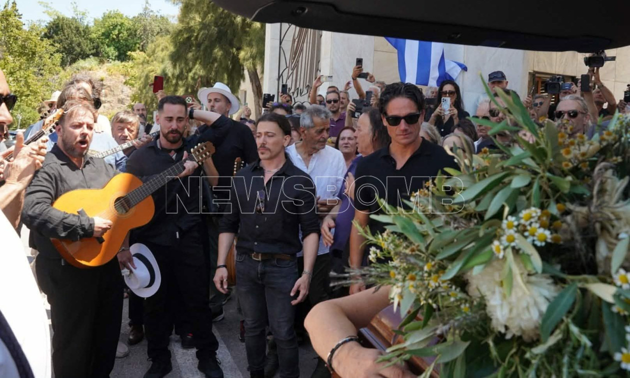 Νίκος Καλογερόπουλος: Με μουσική και τραγούδια αποχαιρέτησαν συγγενείς και φίλοι τον ηθοποιό