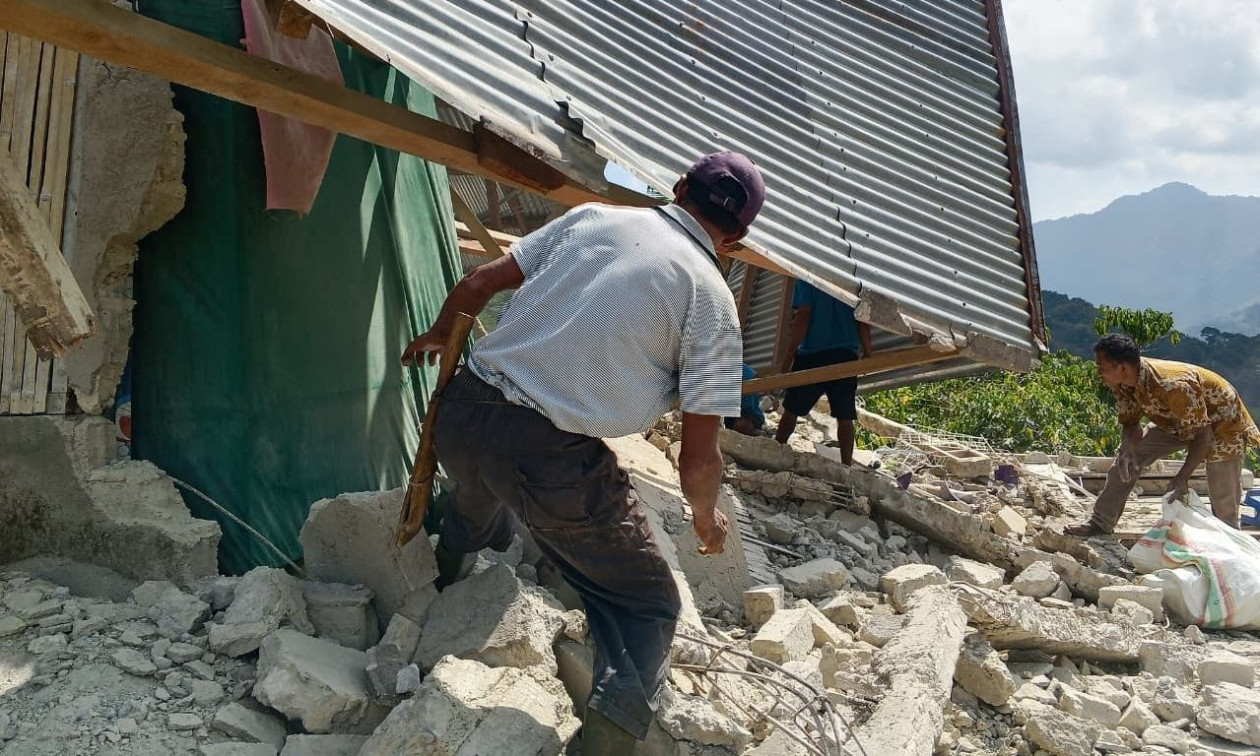 Στους 20 οι νεκροί από τον ισχυρό σεισμό στην Ινδονησία: Κατέρρευσαν κτήρια