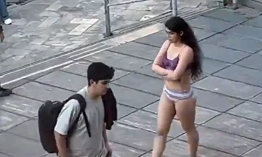 Η Ιρανή φοιτήτρια που γδύθηκε για να διαμαρτυρηθεί πλήρωσε βαρύ τίμημα