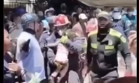 Συγκλονιστικές στιγμές στην Κολομβία: Βγάζουν ζωντανή 3χρονη από τα ερείπια μετά από 100 ώρες
