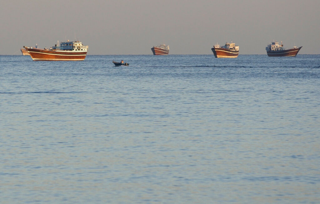 Reuters: Μόλις 5 πλοία τη μέρα περνούν από τα Στενά του Ορμούζ λόγω επιθέσεων