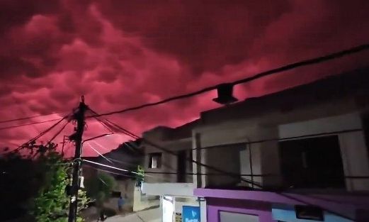 Κολομβία: Απόκοσμα κόκκινα σύννεφα στον ουρανό σπέρνουν πανικό μετά τον σεισμό