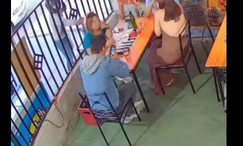 Σκληρά πλάνα: Η στιγμή της εκτέλεσης Περουβιανής δικηγόρου σε εστιατόριο την ώρα που τρώει με παρέα