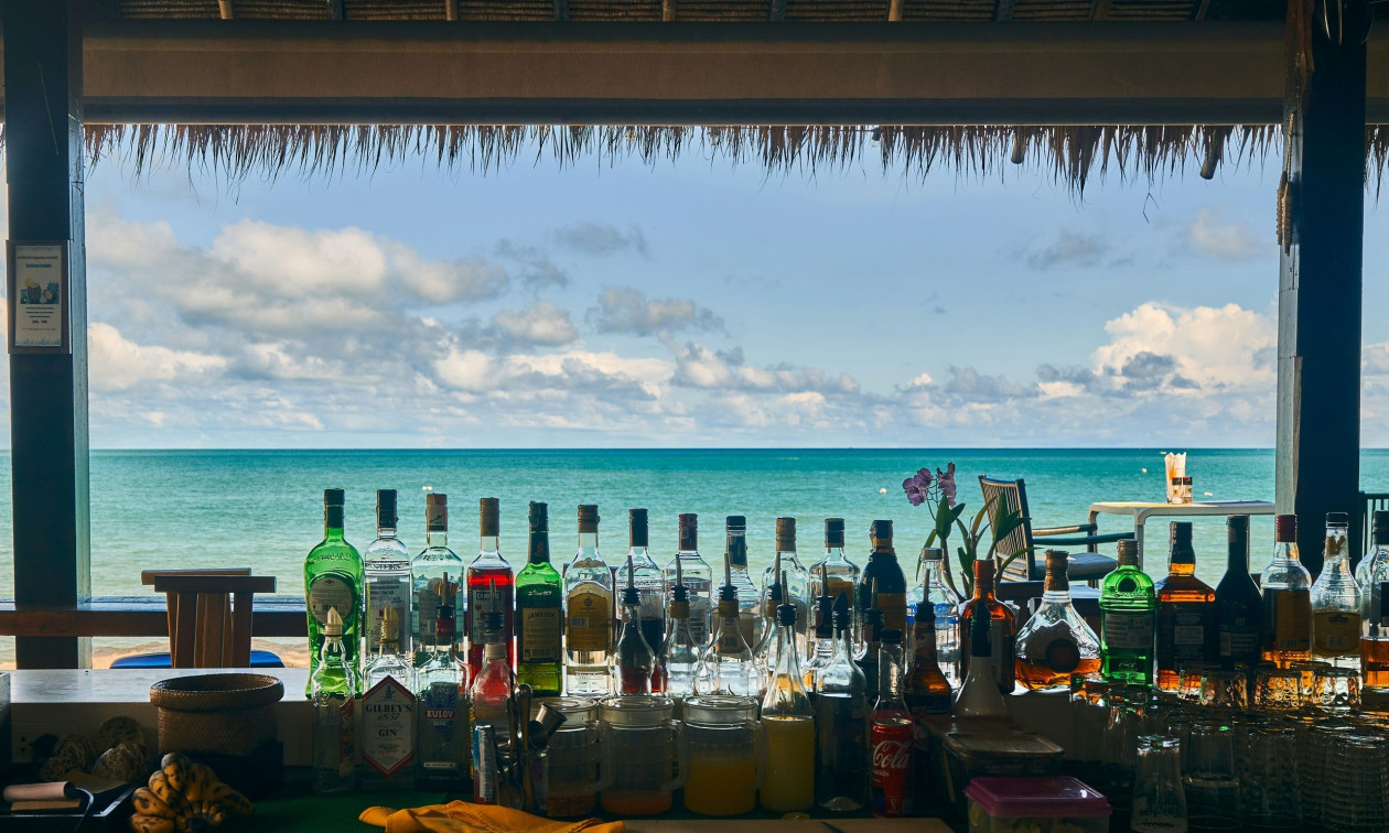 ΑΑΔΕ: 48ωρο λουκέτο και πρόστιμα σε γνωστό beach club της Πάρου - Παραβάσεις σε Μύκονο, Σαντορίνη