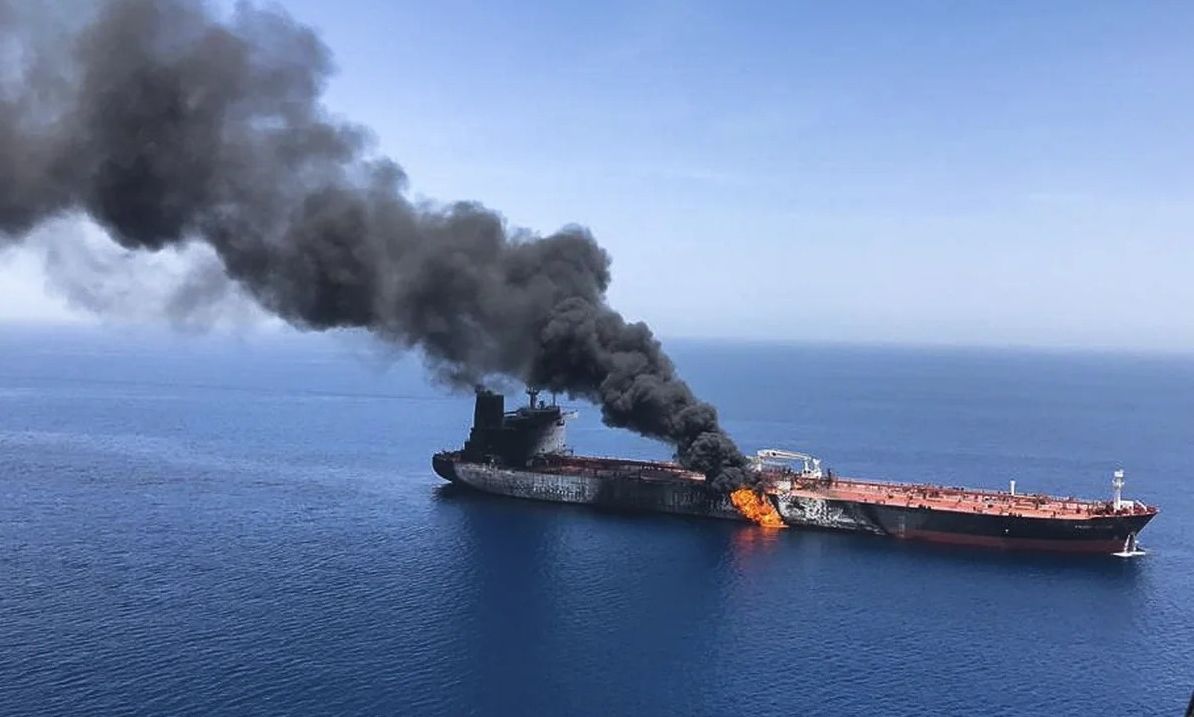 Στενά του Ορμούζ: Πετρελαιοφόρο χτυπήθηκε και ακινητοποιήθηκε στο Ομάν από βλήμα άγνωστης προέλευσης