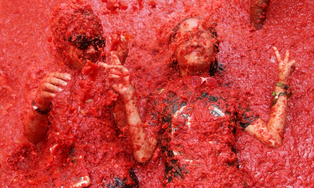 La Tomatina: Χιλιάδες συγκεντρώθηκαν σε μια μικρή πόλη της Ισπανίας για να παίξουν... ντοματοπόλεμο