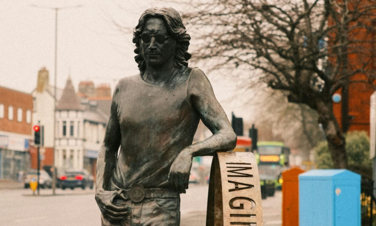 Σε δημοπρασία το άγαλμα του Τζον Λένον στην Penny Lane του Λίβερπουλ - Έως 100.000 λίρες η εκτίμηση
