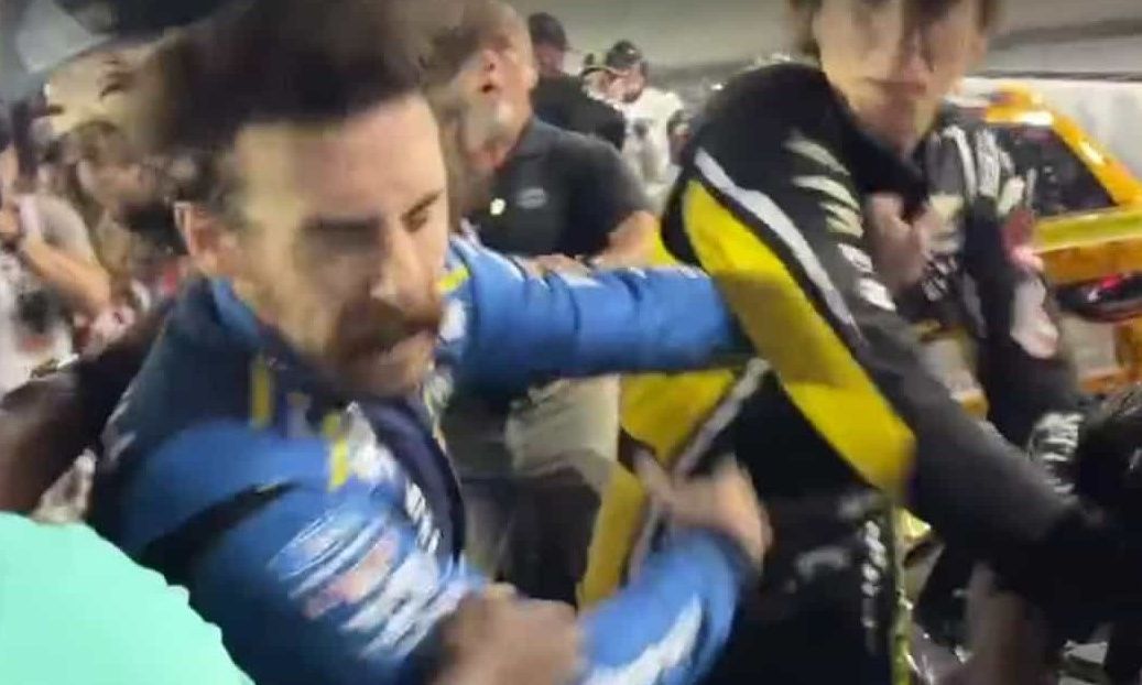 NASCAR: Δύο οδηγοί μετέτρεψαν σε ρινγκ τα pits - Έριξαν μπουνιές και κλωτσιές - Βίντεο