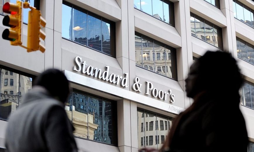 Προειδοποίηση της S&P για τις ελληνικές τράπεζες: Τα τρία σενάρια και οι φόβοι για ύφεση