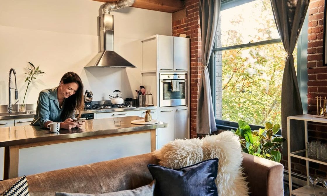 Airbnb: Ταξίδια με AI, φίλους και υπηρεσίες... όλα σε ένα