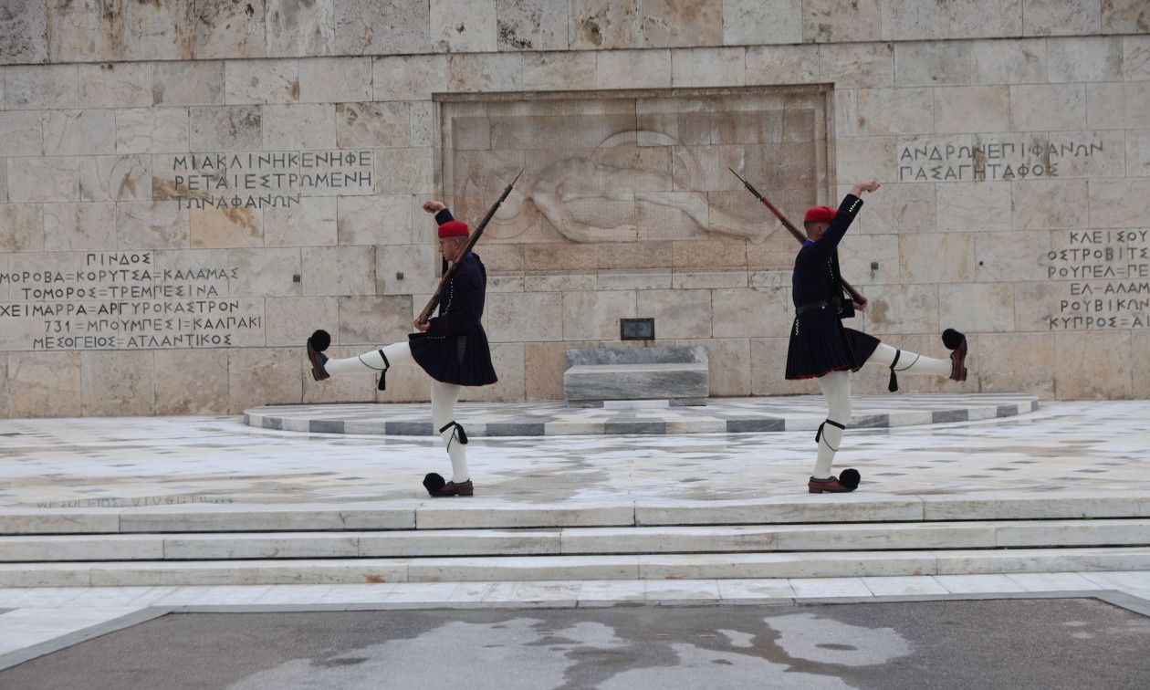Αλλάζει πρόσωπο ο Αγνωστος Στρατιώτης: Μάρμαρο αντί για άσφαλτο μπροστά από το μνημείο