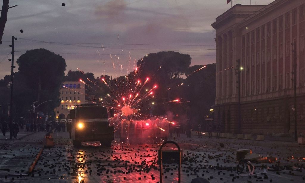 Χάος στην Αλβανία: Αγρια επεισόδια έξω από το πρωθυπουργικό μέγαρο - Φλεγόμενα οχήματα