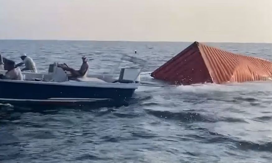 Απίστευτες εικόνες στα στενά του Ορμούζ: Ιρανοί... ψαρεύουν iPhone και αρώματα από κοντέινερ