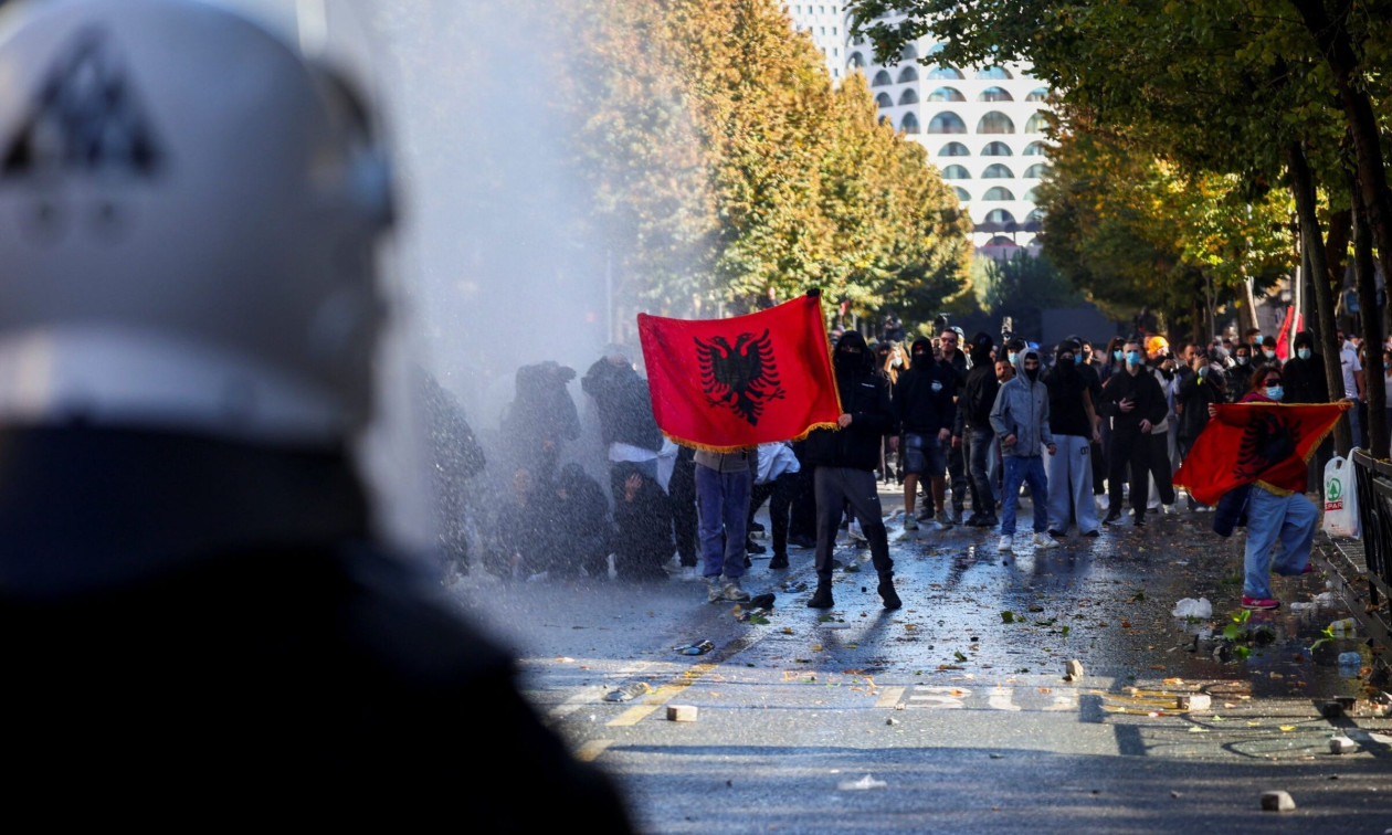 Αλβανία: Η Ευρωπαϊκή Επιτροπή καταδικάζει τη βία κατά τη διάρκεια των διαδηλώσεων στη χώρα