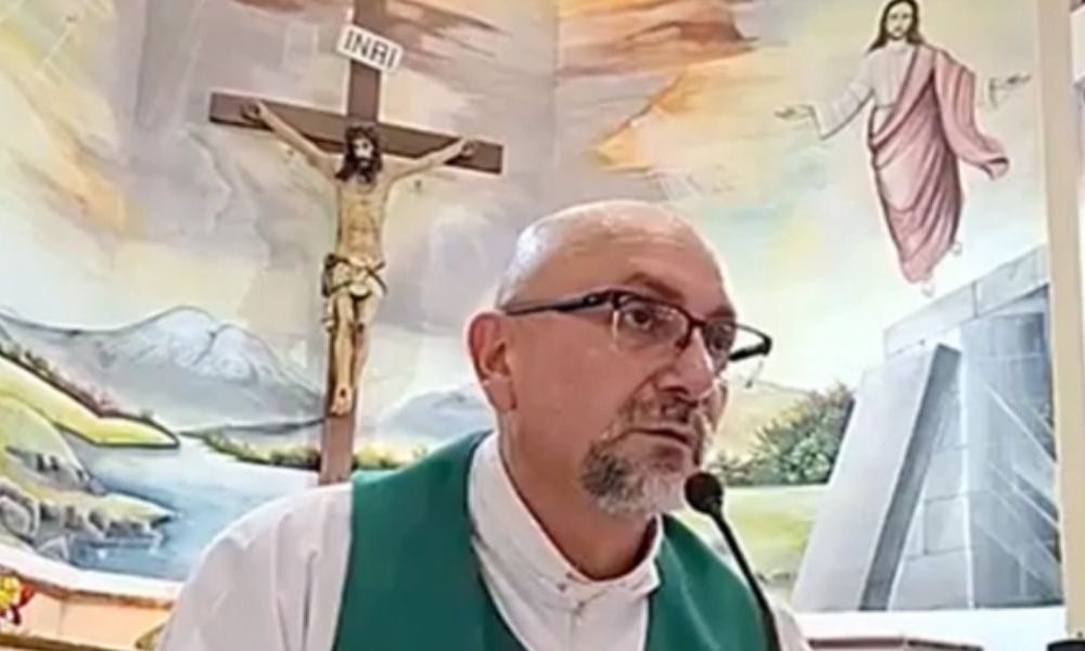 Τα ανατριχιαστικά τελευταία λόγια του ιερέα που καταπλακώθηκε από σταυρό κατά τη Θεία Λειτουργία