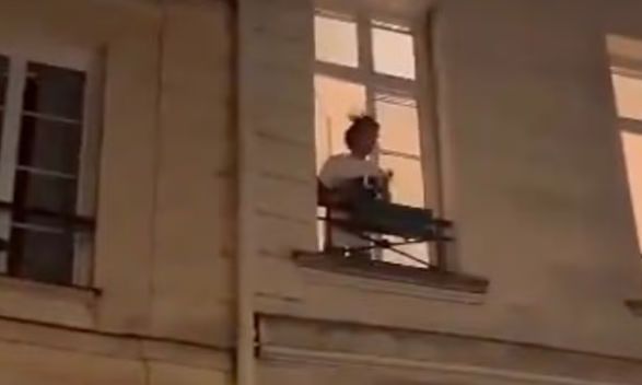 Η στιγμή που εξοργισμένος Παριζιάνος πετά καυτό νερό σε διαδηλωτές από το παράθυρό του
