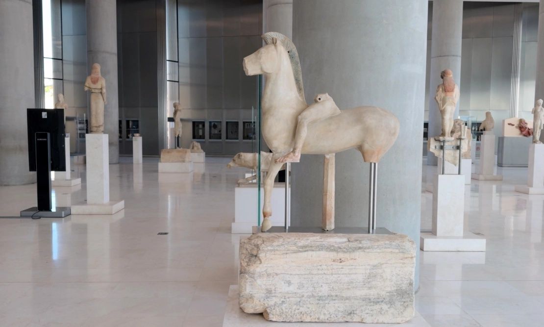 Μουσείο Ακρόπολης: Το Αγαλμα του Ιππέα επέστρεψε στις προθήκες μετά τη συντήρησή του
