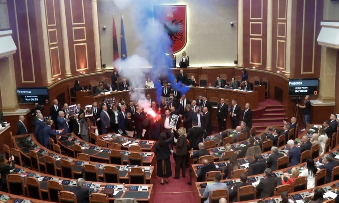Νέο χάος στη Βουλή της Αλβανίας: Βουλευτές άναψαν καπνογόνα και διέκοψαν συνεδρίαση - Δείτε βίντεο