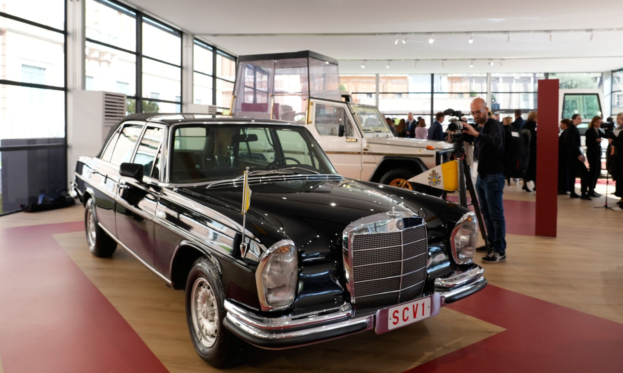 Τα «άγια» popemobile: Το Βατικανό εγκαινίασε έκθεση με την συλλογή οχημάτων του Πάπα